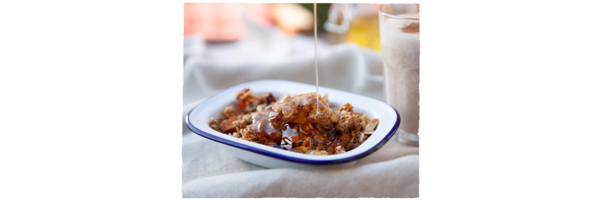 Knuspriges Granola mit Honig - Granola mit Honig – Knuspriges Frühstücksrezept | ImkerPur