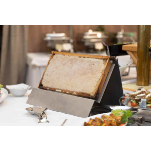 ImkerPur® Honigwabe mit Akazien-Honig, 2,2 kg, im traditionellen Holzrähmchen, wertet jedes Buffet auf, nicht nur im Restaurant oder Hotel